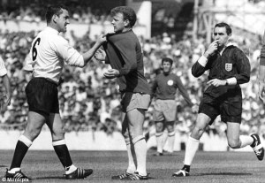 MacKay and Bremner in the now legendary photo  (Image from Mirrorpix)
