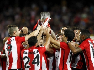 Athletic Bilbao lift the Super Cup for the first time in 31 years (Image from Getty)